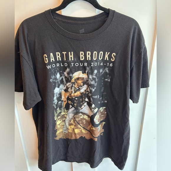 Garth Brooks World Tour Concert T-Shirt - Picture 1 of 5